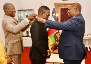 LHonorable_SALMANA_honoré_par_le_Président_Centrafricain